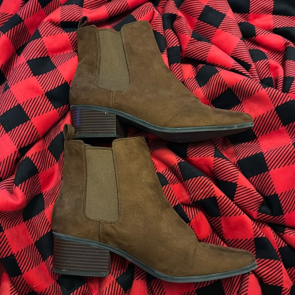 Shoes - Lightly worn womens brown low heeled booties